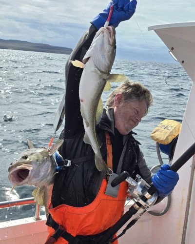 Sigurjón Már Birgisson halar inn fallega fiska.